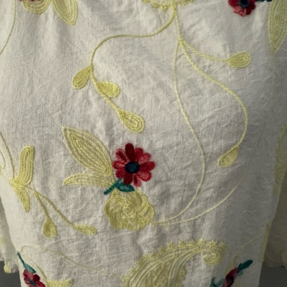 Kindred top floral and embroidered White. size L. Beautiful - Picture 2 of 9